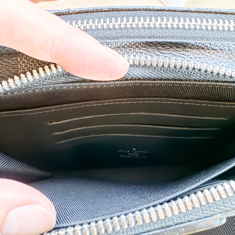 Louis Vuitton|alpha 棋盤格 Damier 帆布拉鍊隨身斜背包(N60418-黑灰)-6