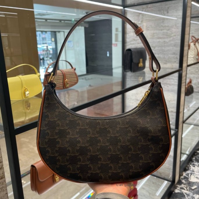 Celine 老花 Ava Triomphe 凱旋門牛角包《2024季度商品》-11