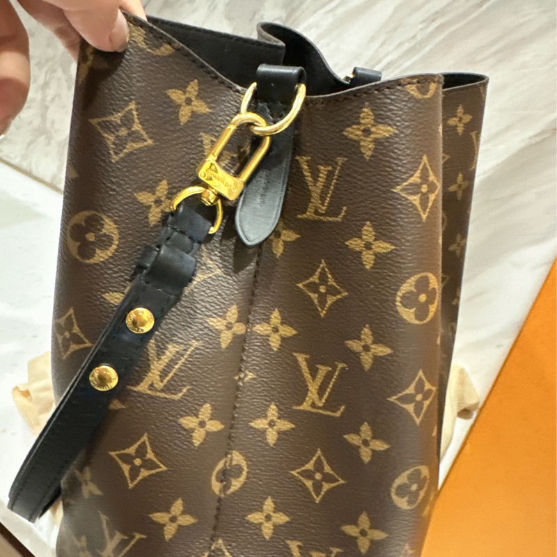 LV NeoNoe經典老花黑水桶包-2