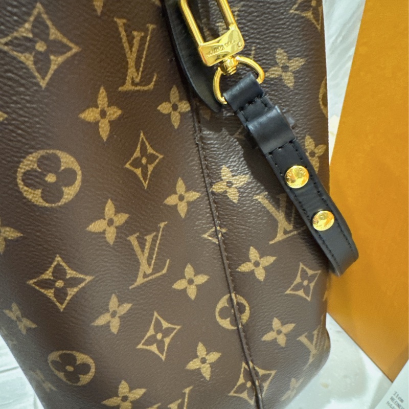 LV NeoNoe經典老花黑水桶包-3