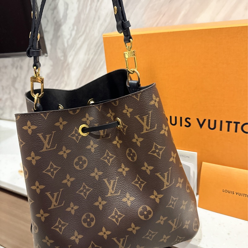 LV NeoNoe經典老花黑水桶包-5