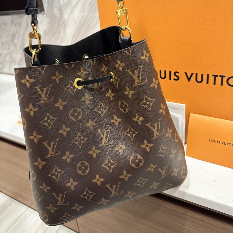 LV NeoNoe經典老花黑水桶包-8