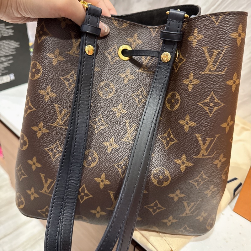 LV NeoNoe經典老花黑水桶包-10