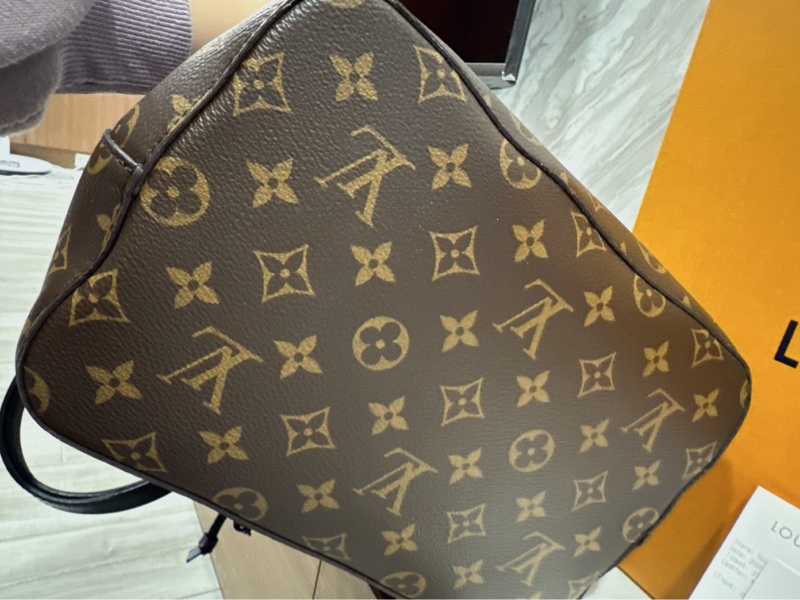 LV NeoNoe經典老花黑水桶包-11