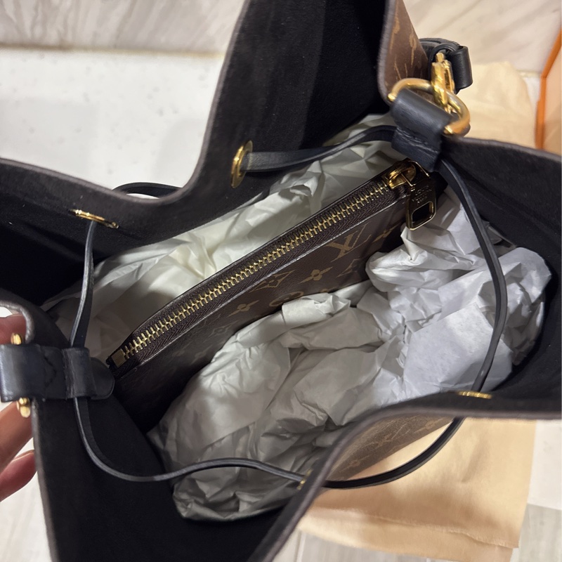 LV NeoNoe經典老花黑水桶包-12