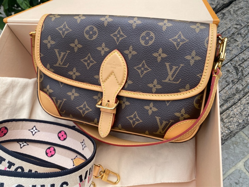 近新LV 原花Diane Monogram帆布法棍包斜背肩背包M45985-1