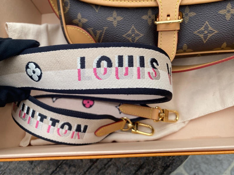 近新LV 原花Diane Monogram帆布法棍包斜背肩背包M45985-3