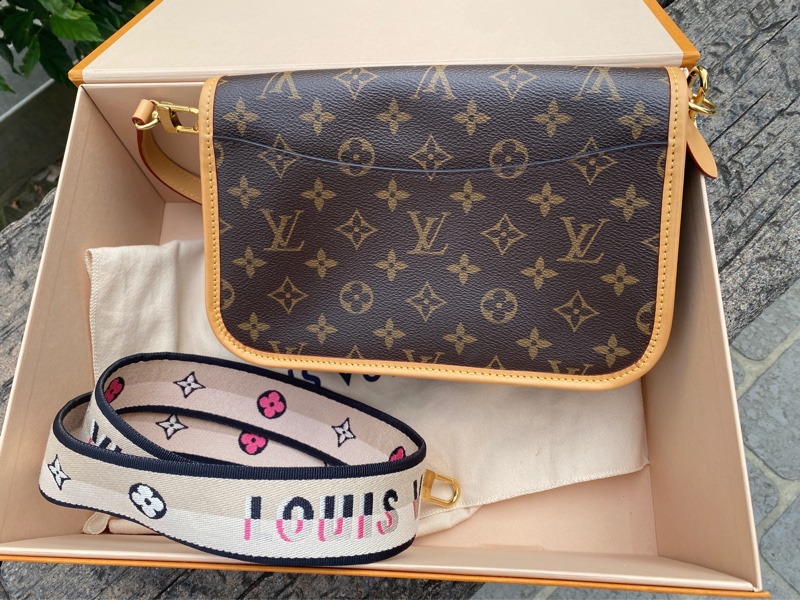 近新LV 原花Diane Monogram帆布法棍包斜背肩背包M45985-4