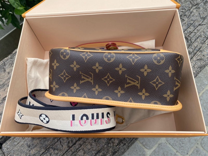 近新LV 原花Diane Monogram帆布法棍包斜背肩背包M45985-5