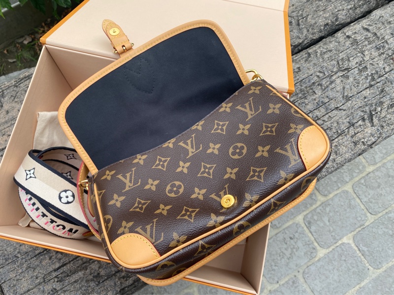 近新LV 原花Diane Monogram帆布法棍包斜背肩背包M45985-11
