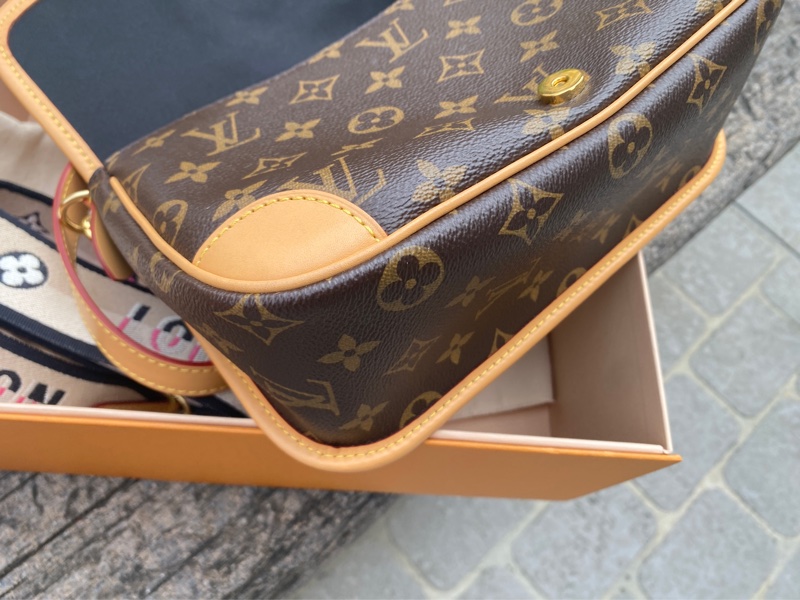 近新LV 原花Diane Monogram帆布法棍包斜背肩背包M45985-12