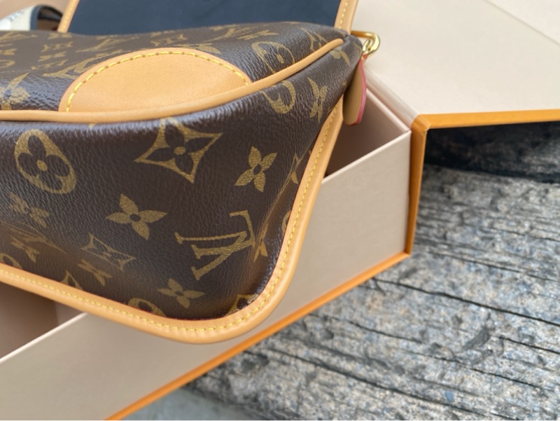 近新LV 原花Diane Monogram帆布法棍包斜背肩背包M45985-13