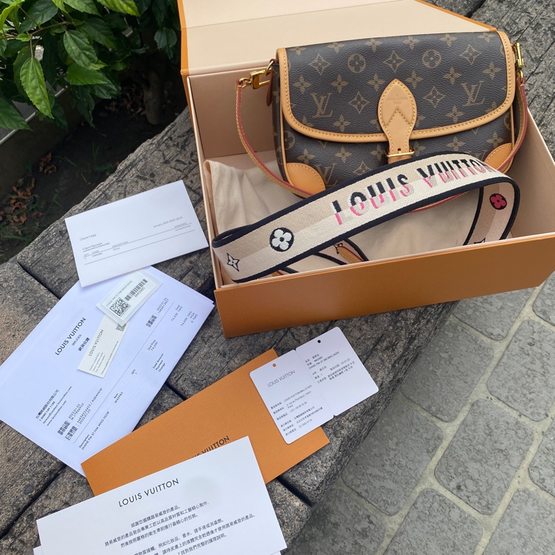 近新LV 原花Diane Monogram帆布法棍包斜背肩背包M45985-17