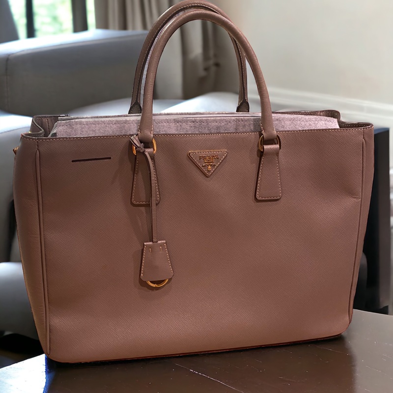 爆盤價$48000。Prada 大象灰經典色手提包/電腦包-0