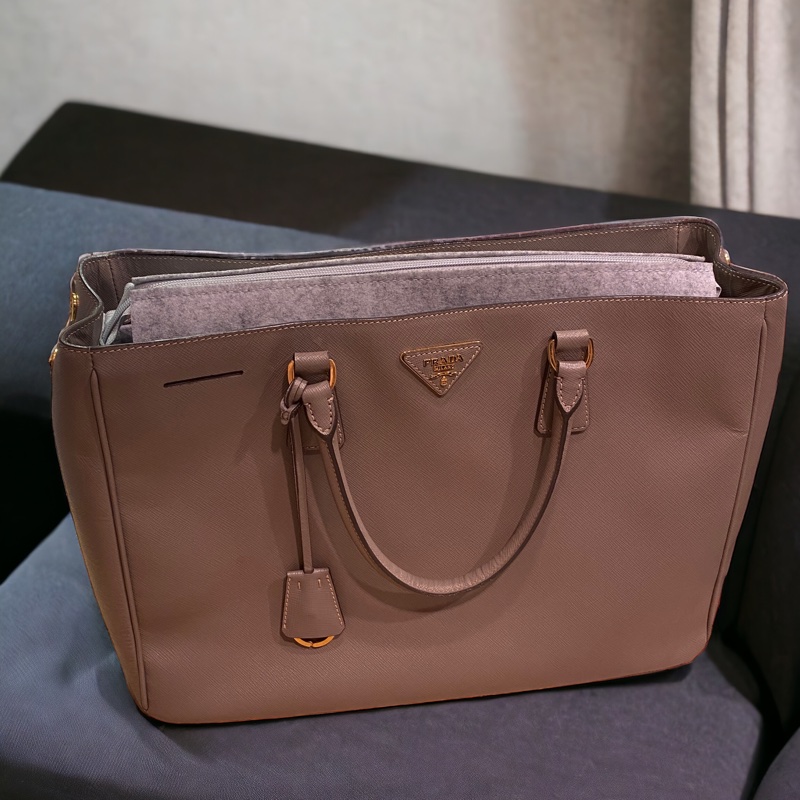 爆盤價$48000。Prada 大象灰經典色手提包/電腦包-1