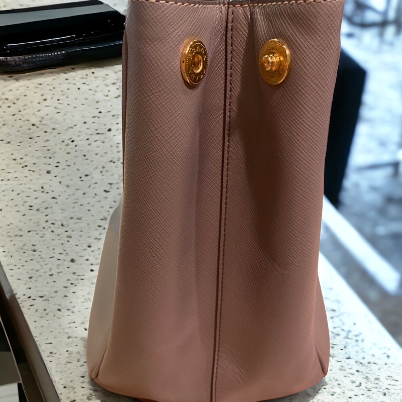 爆盤價$48000。Prada 大象灰經典色手提包/電腦包-2