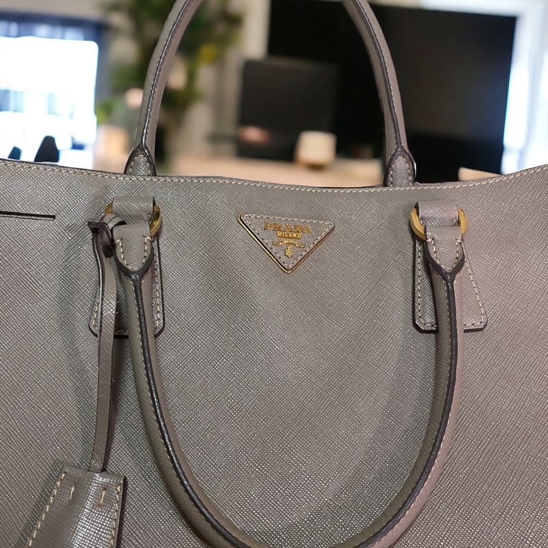 爆盤價$48000。Prada 大象灰經典色手提包/電腦包-4