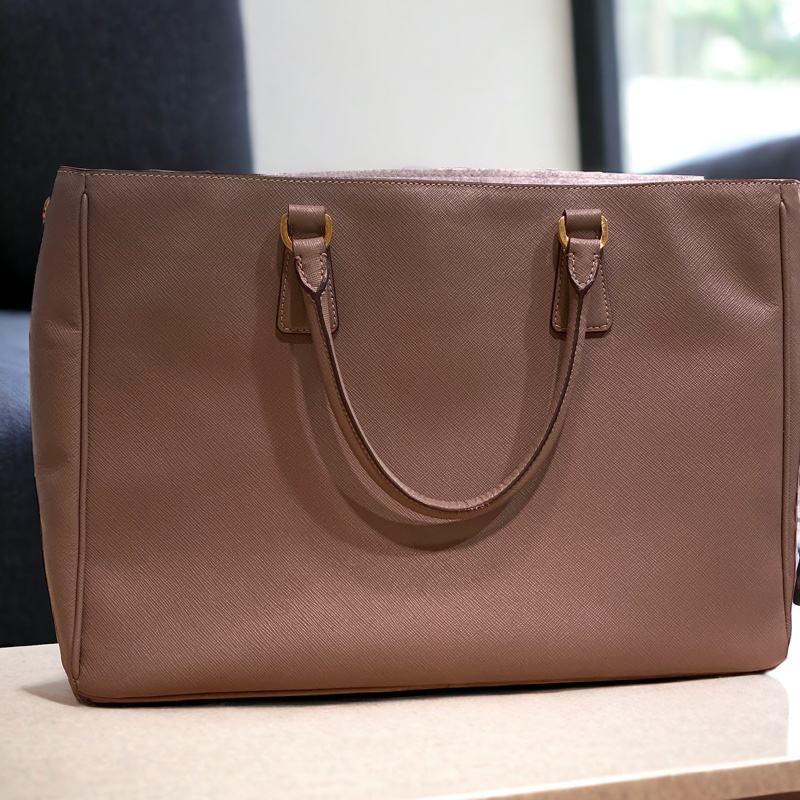 爆盤價$48000。Prada 大象灰經典色手提包/電腦包-5