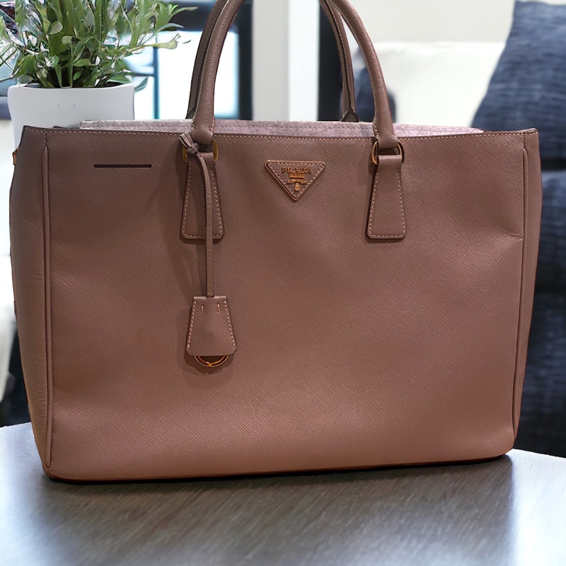 爆盤價$48000。Prada 大象灰經典色手提包/電腦包-7