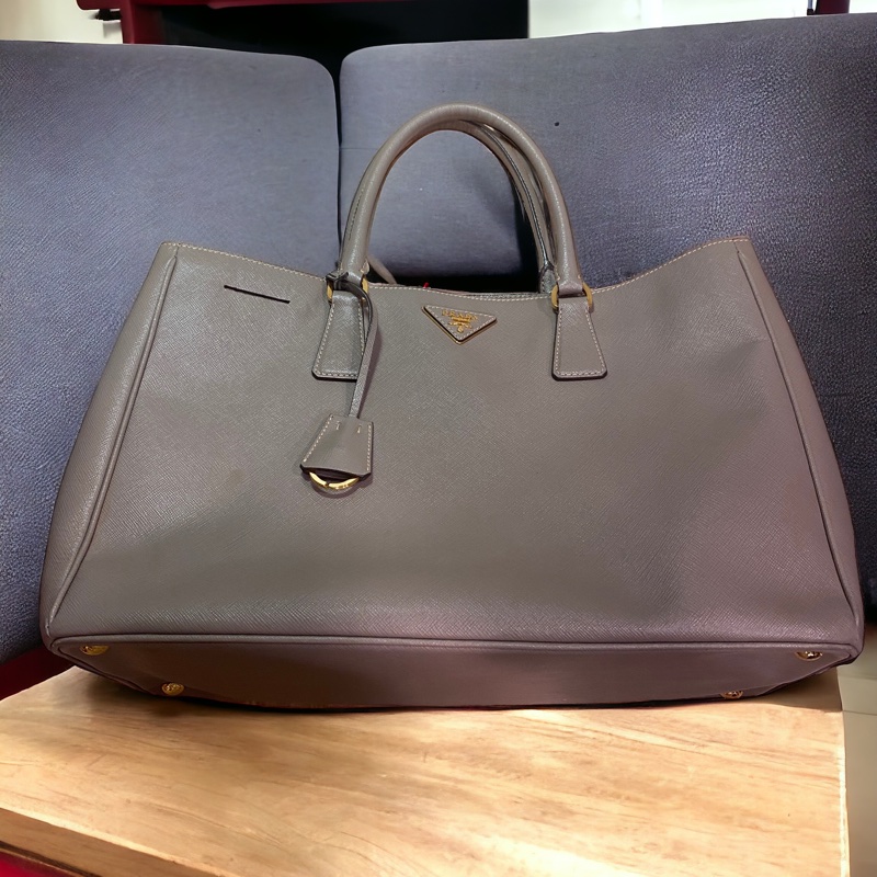 爆盤價$48000。Prada 大象灰經典色手提包/電腦包-8