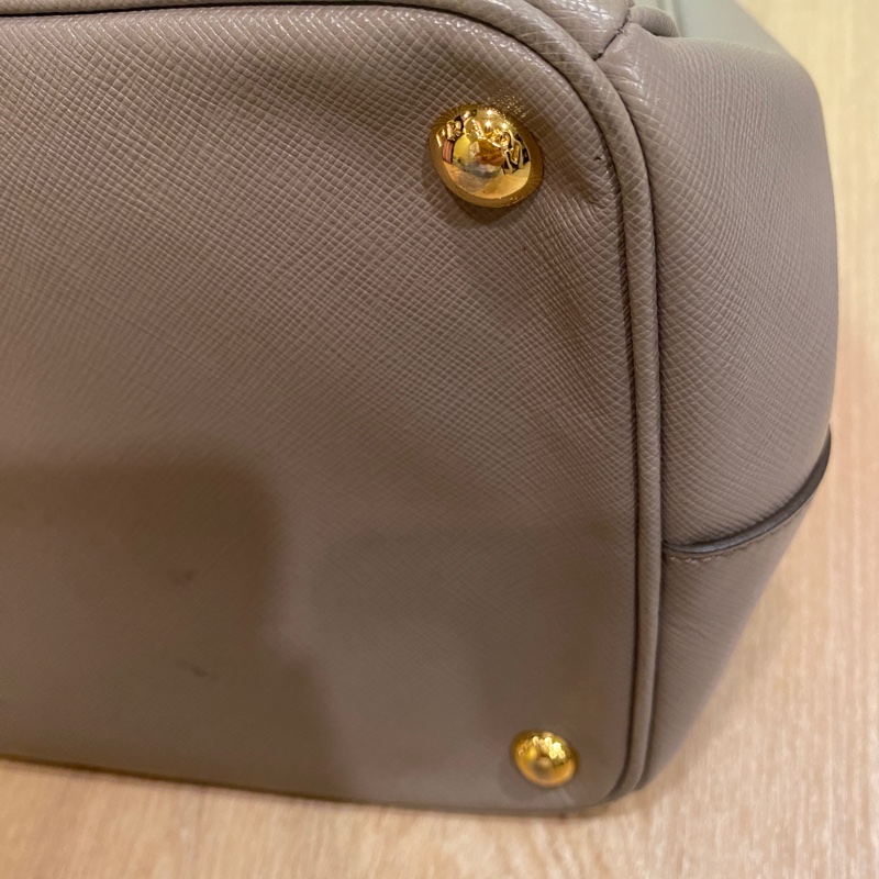 爆盤價$48000。Prada 大象灰經典色手提包/電腦包-10