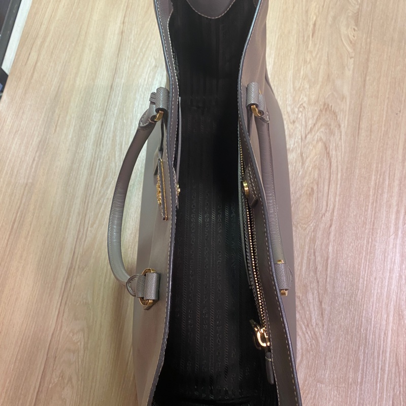 爆盤價$48000。Prada 大象灰經典色手提包/電腦包-13