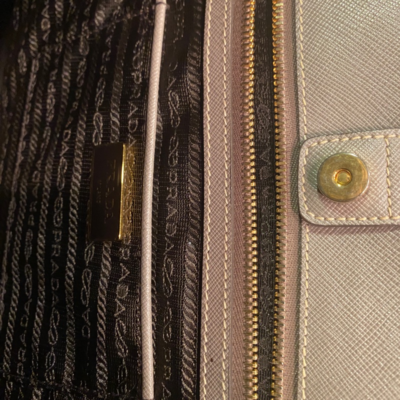 爆盤價$48000。Prada 大象灰經典色手提包/電腦包-15