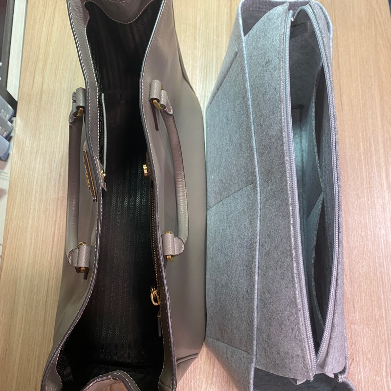 爆盤價$48000。Prada 大象灰經典色手提包/電腦包-19