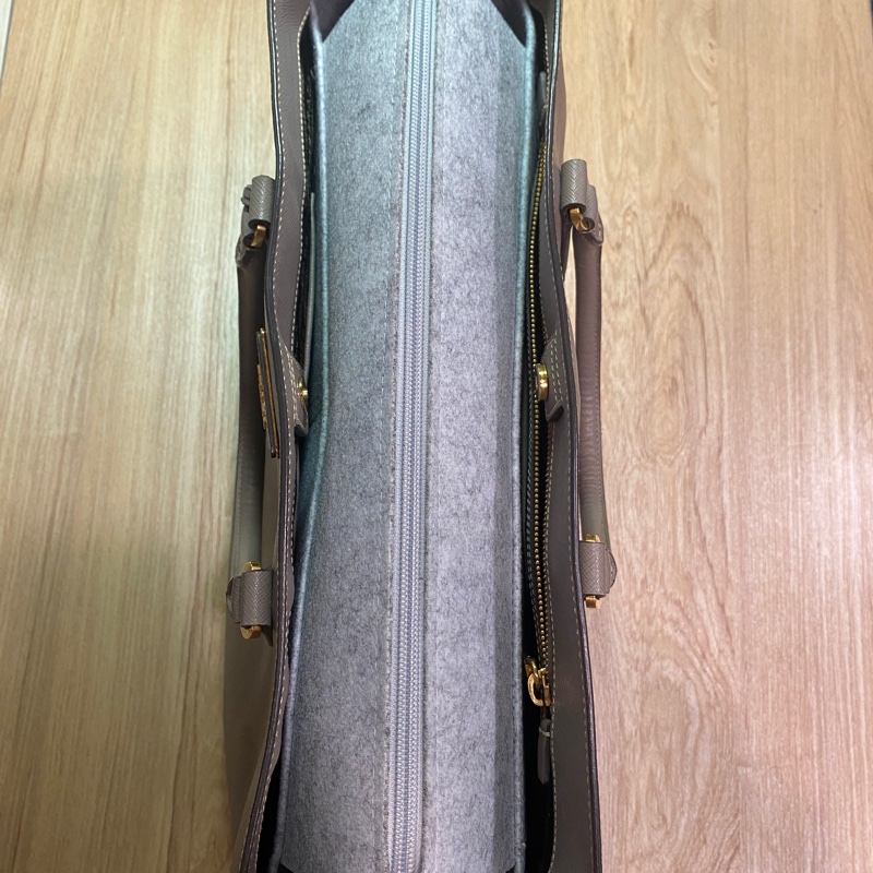 爆盤價$48000。Prada 大象灰經典色手提包/電腦包-20