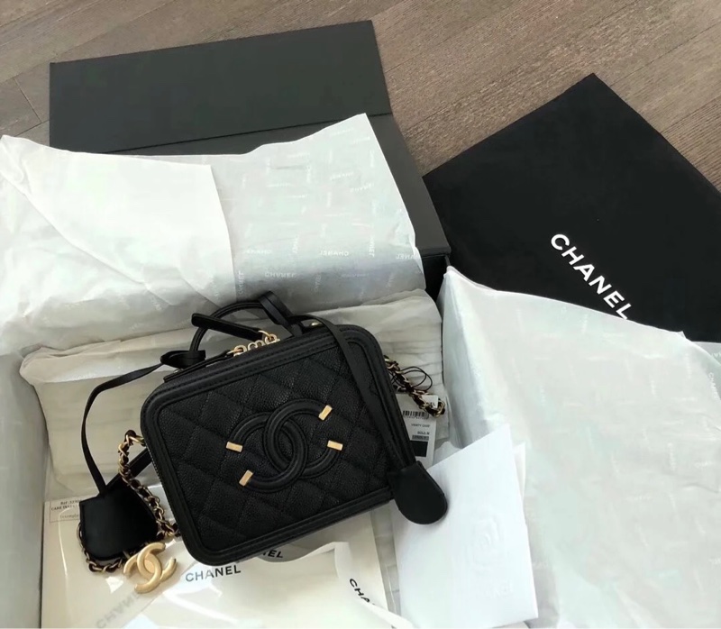 Chanel vanity case黑金粒紋牛皮大C logo化妝箱小號鏈包17cm-1