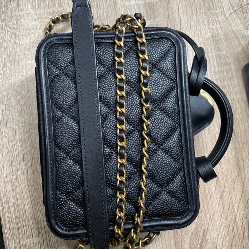 Chanel vanity case黑金粒紋牛皮大C logo化妝箱小號鏈包17cm-10