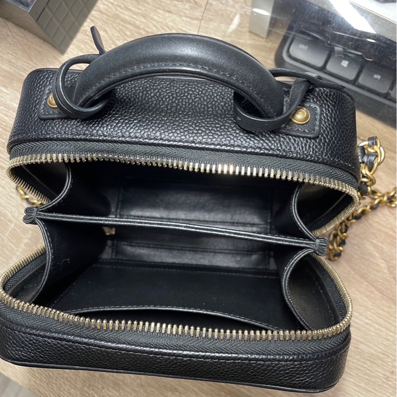Chanel vanity case黑金粒紋牛皮大C logo化妝箱小號鏈包17cm-12