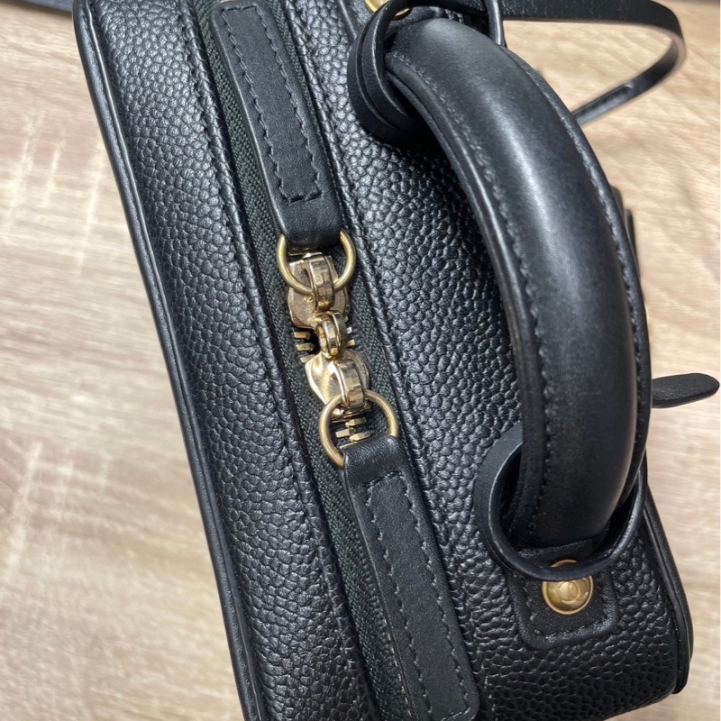 Chanel vanity case黑金粒紋牛皮大C logo化妝箱小號鏈包17cm-14