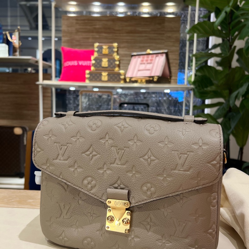 LV 郵差包Pochette Métis 米色皮革款-6