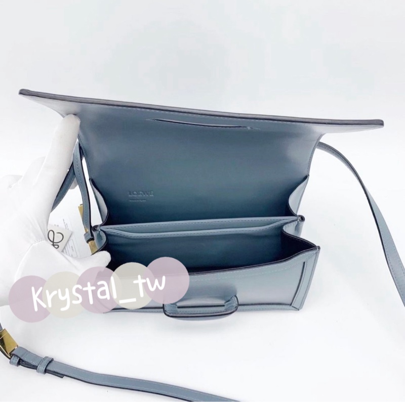 Loewe Barcelona三角插釦葉子單肩斜背包-3