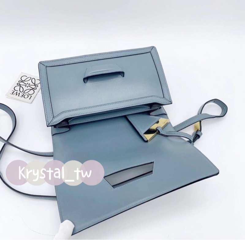 Loewe Barcelona三角插釦葉子單肩斜背包-5