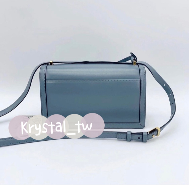 Loewe Barcelona三角插釦葉子單肩斜背包-6