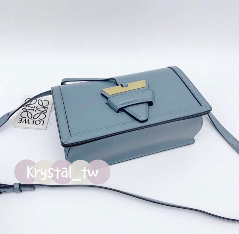 Loewe Barcelona三角插釦葉子單肩斜背包-7