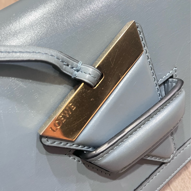 Loewe Barcelona三角插釦葉子單肩斜背包-9