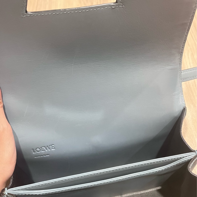 Loewe Barcelona三角插釦葉子單肩斜背包-16