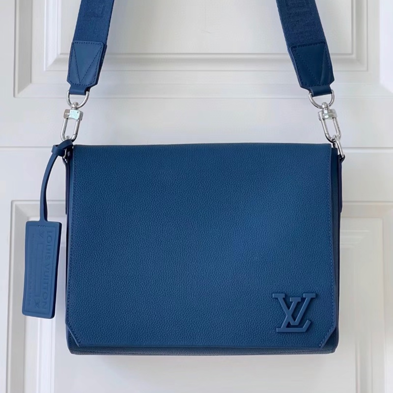 LV  新款💎✈️M23709 Takeoff  深藍 全皮 郵差包 *買近9萬 9成新*  少用割愛 65800尺寸 (公分) 28 x 24 x 10 cm  有防塵袋，盒子-0