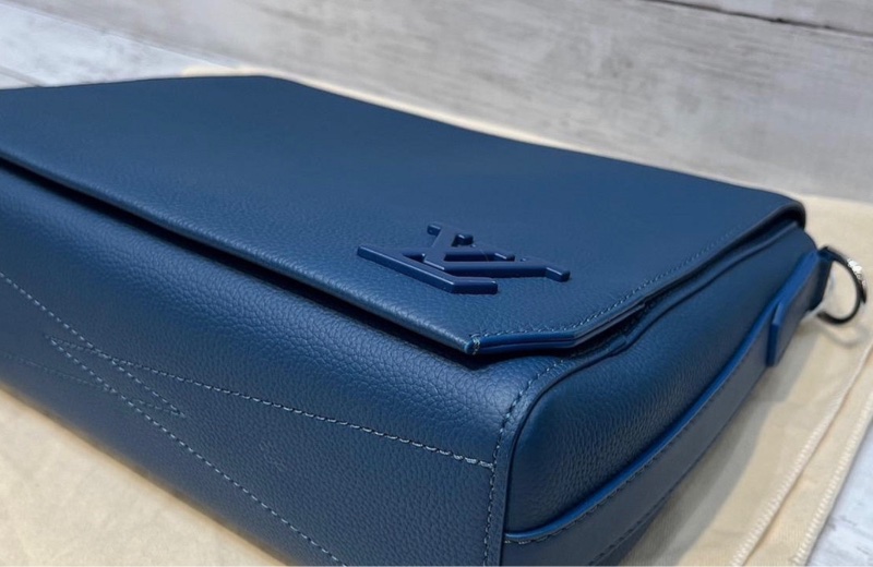 LV  新款💎✈️M23709 Takeoff  深藍 全皮 郵差包 *買近9萬 9成新*  少用割愛 65800尺寸 (公分) 28 x 24 x 10 cm  有防塵袋，盒子-1