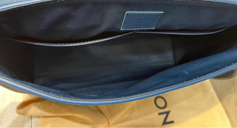 LV  新款💎✈️M23709 Takeoff  深藍 全皮 郵差包 *買近9萬 9成新*  少用割愛 65800尺寸 (公分) 28 x 24 x 10 cm  有防塵袋，盒子-3