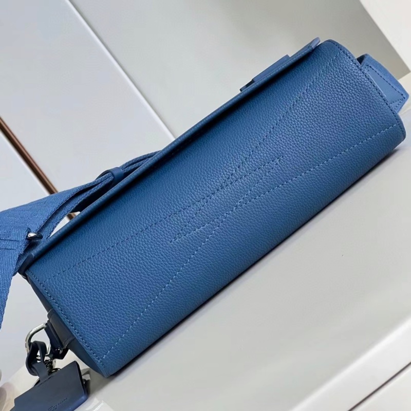 LV  新款💎✈️M23709 Takeoff  深藍 全皮 郵差包 *買近9萬 9成新*  少用割愛 65800尺寸 (公分) 28 x 24 x 10 cm  有防塵袋，盒子-5