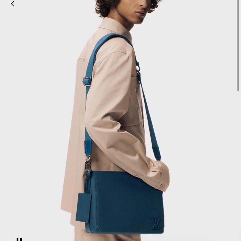 LV  新款💎✈️M23709 Takeoff  深藍 全皮 郵差包 *買近9萬 9成新*  少用割愛 65800尺寸 (公分) 28 x 24 x 10 cm  有防塵袋，盒子-10