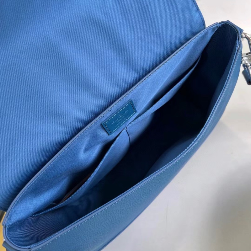 LV  新款💎✈️M23709 Takeoff  深藍 全皮 郵差包 *買近9萬 9成新*  少用割愛 65800尺寸 (公分) 28 x 24 x 10 cm  有防塵袋，盒子-15