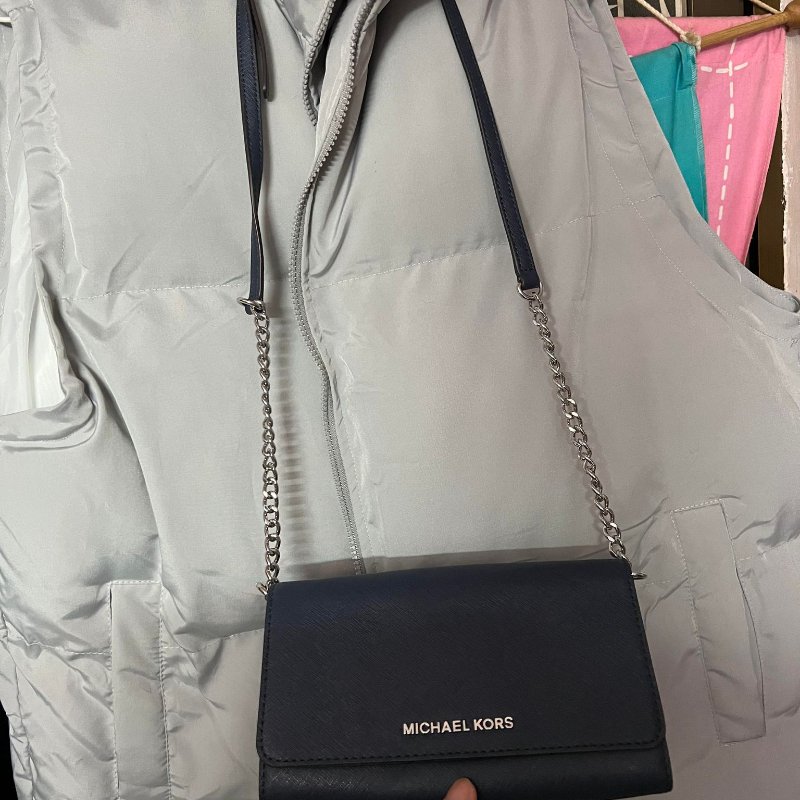 MICHAEL KORS JET SET TRAVEL 金字LOGO防刮皮革翻蓋鏈帶斜背包(深藍色)-0