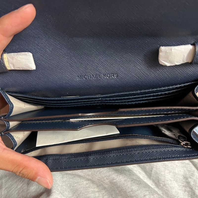 MICHAEL KORS JET SET TRAVEL 金字LOGO防刮皮革翻蓋鏈帶斜背包(深藍色)-1