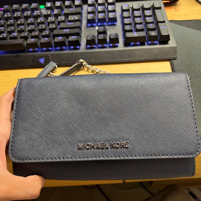 MICHAEL KORS JET SET TRAVEL 金字LOGO防刮皮革翻蓋鏈帶斜背包(深藍色)-4