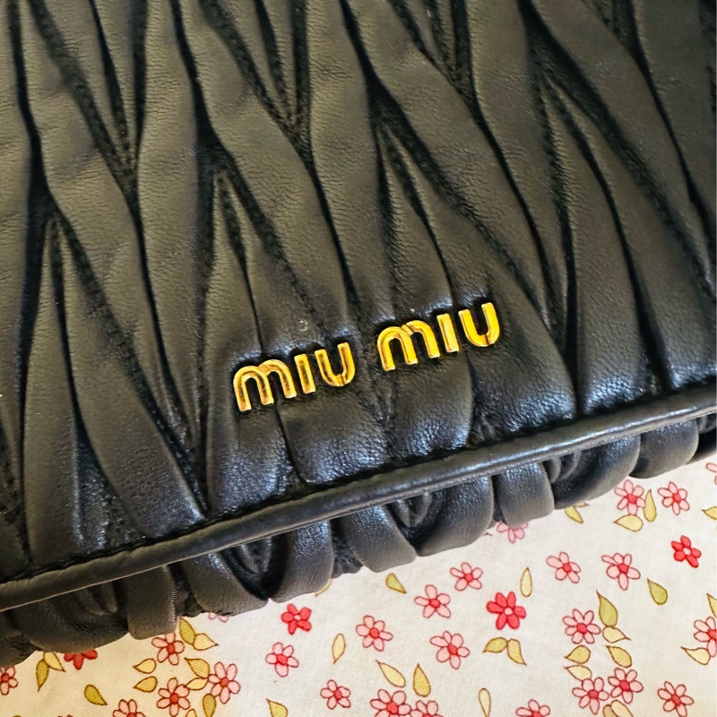 專櫃購入 MIUMIU 黑色迷你手袋 黑色小羊皮 金釦皮鍊 MIU MIU Matelassé納帕軟皮迷你手袋-2